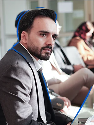 یکی از اعضای تیم ایران بروکر در محیط کار